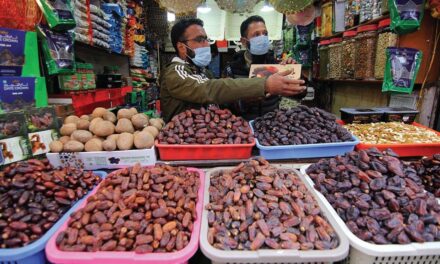 After two years, Kashmiris keep ‘date with dates’ on Ramadhan eve