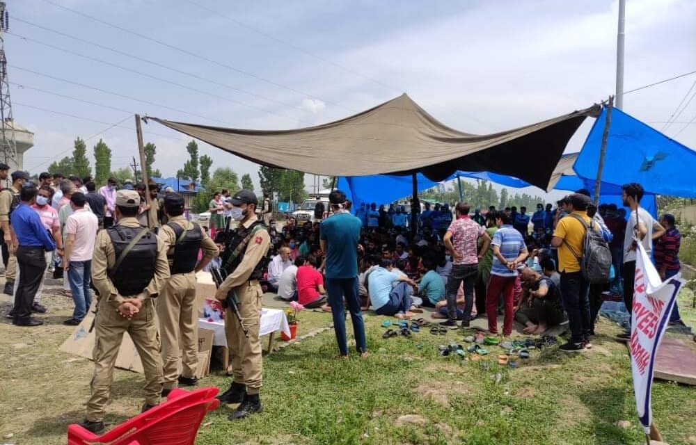 Will resolve your all service related issues within a week’s time: Div Com to protesting KPs at Vessu