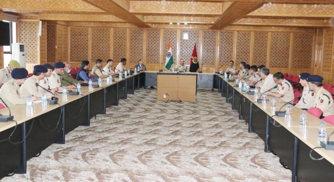 DGP, J&K chairs officers meeting; Reviews Police functioning of PHQ wings & SANJY preparations
