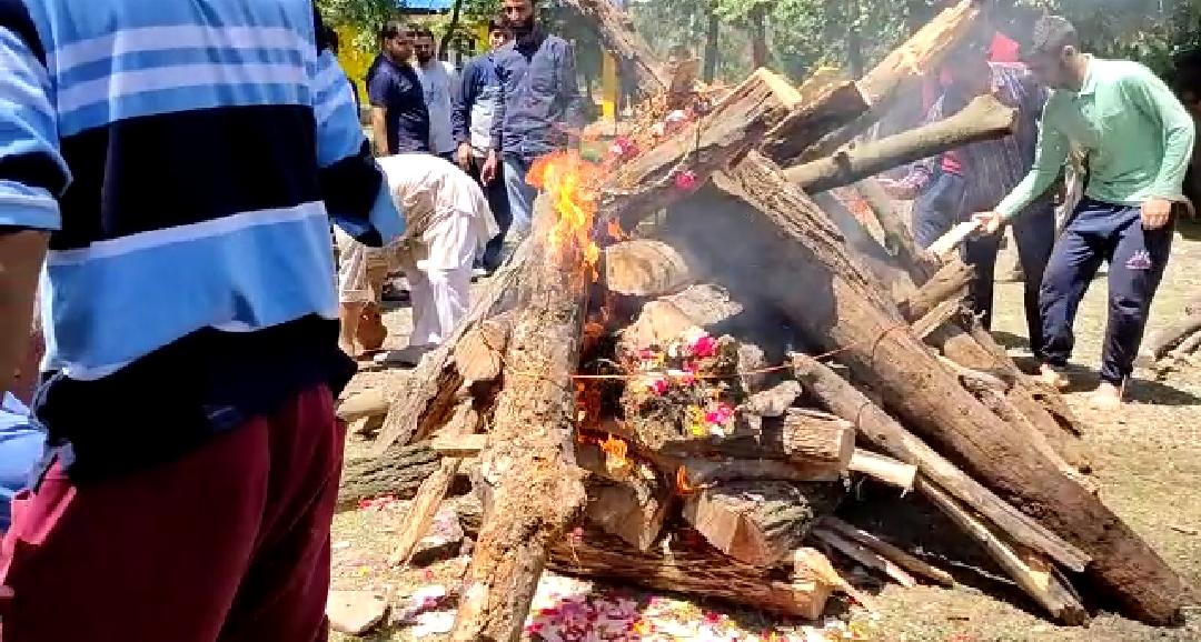 Amid tensions in Kashmir; Muslims perform last rites of 80-year-old Pandit woman at Kulgam’s  Y K Pora