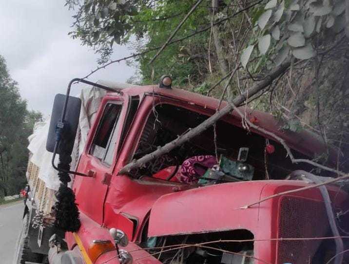 Driver escapes unhurt as vehicle hits wall in Ganderbal