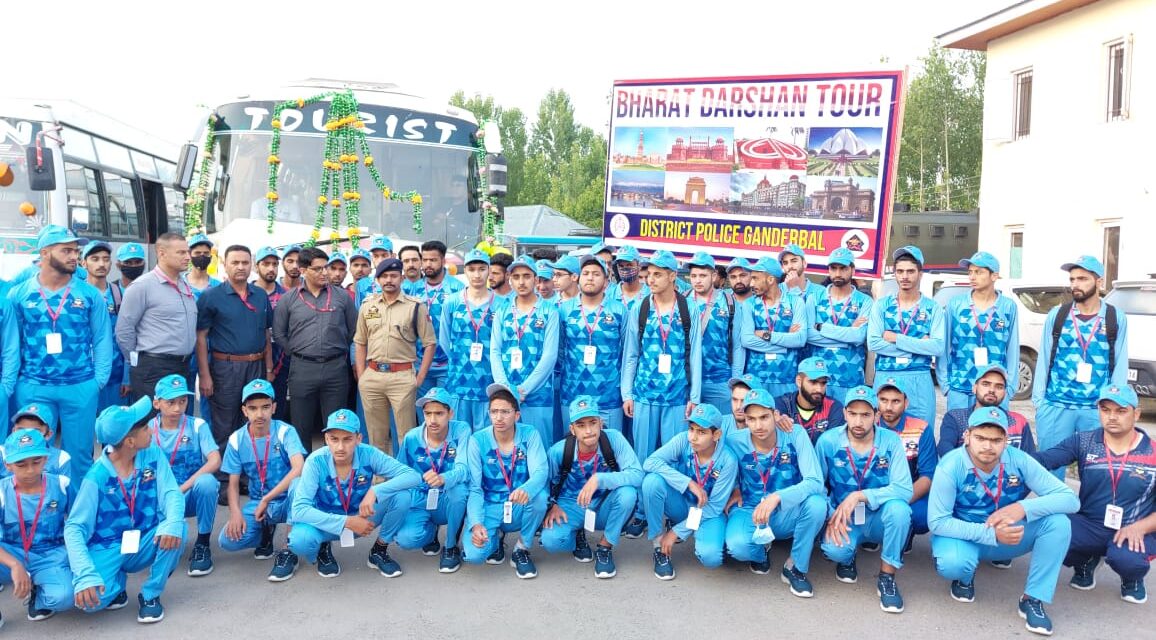 SSP Ganderbal Flags Off group of Students for Bharat Darshan Tour at DPL Ganderbal