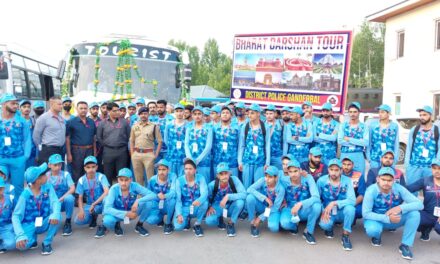 SSP Ganderbal Flags Off group of Students for Bharat Darshan Tour at DPL Ganderbal