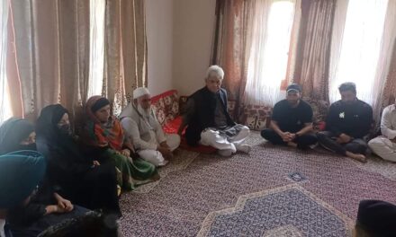 LG Sinha visits slain cop’s family at Uri