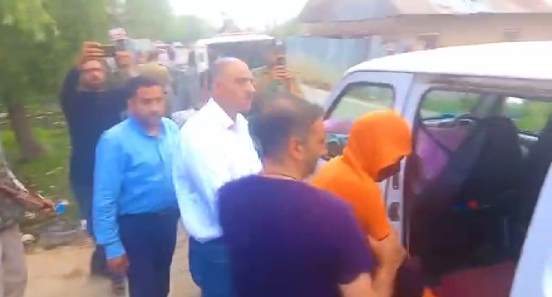 Revenue official in Bandipora caught red-handed while accepting bribe