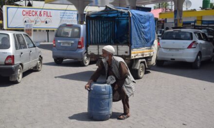 Huge rush for refilling vehicles in Kashmir amid rumours of fuel shortage