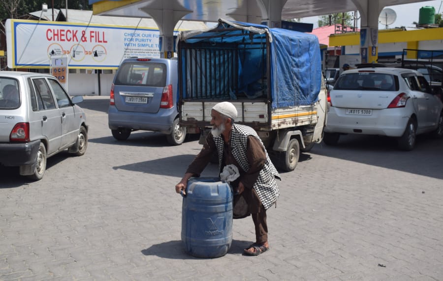 Huge rush for refilling vehicles in Kashmir amid rumours of fuel shortage