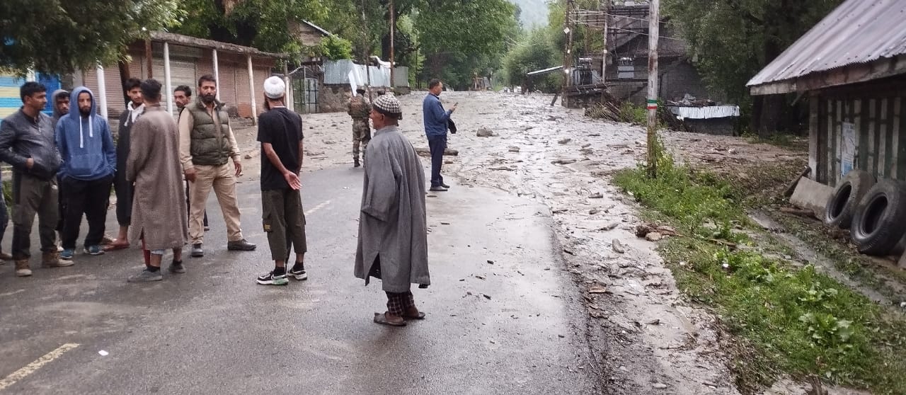 Srinagar-Leh highway closed due to landslide at Kullan;clearance work underway
