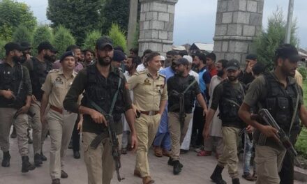 SSP Srinagar Visits Anchar Soura, Local Raises Issues Of Basic Policing, Social Crimes