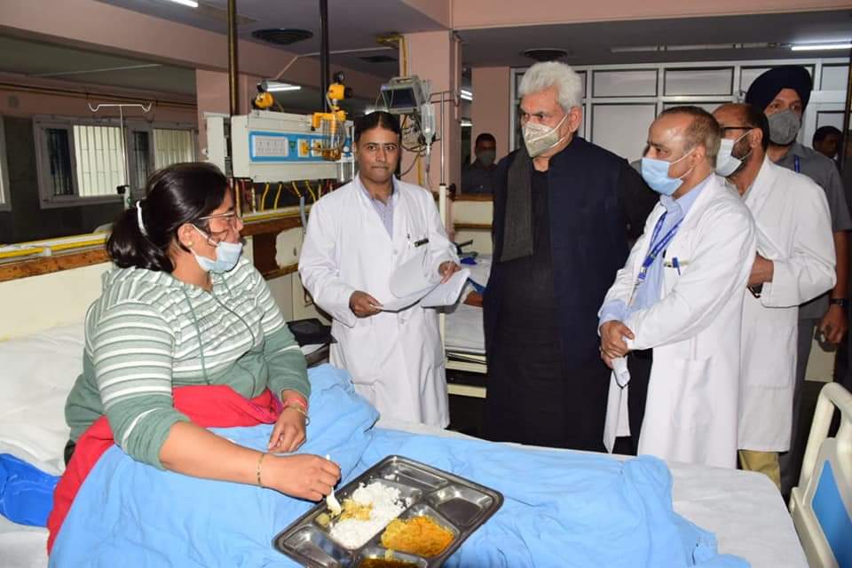 Lt Governor visits SKIMS Hospital;Meets pilgrims injured during cloudburst at Shri Amarnathji holy cave; Enquires about their well being