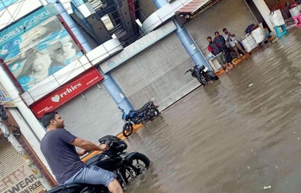 Roads, lanes inundated as heavy rain lashes Sgr, other J&K parts