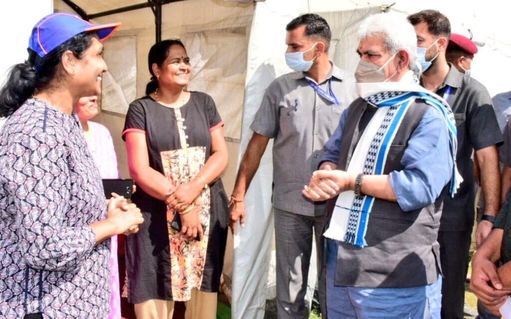 Lt Governor visits Yatra Base Camp at Baltal Interacts with Shri Amarnathji Pilgrims, Officers, Ponywalas