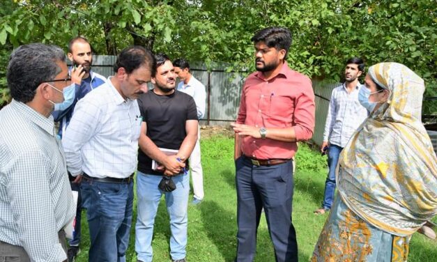 DC Ganderbal inspects Ayushman Bharat Registration process at various sites