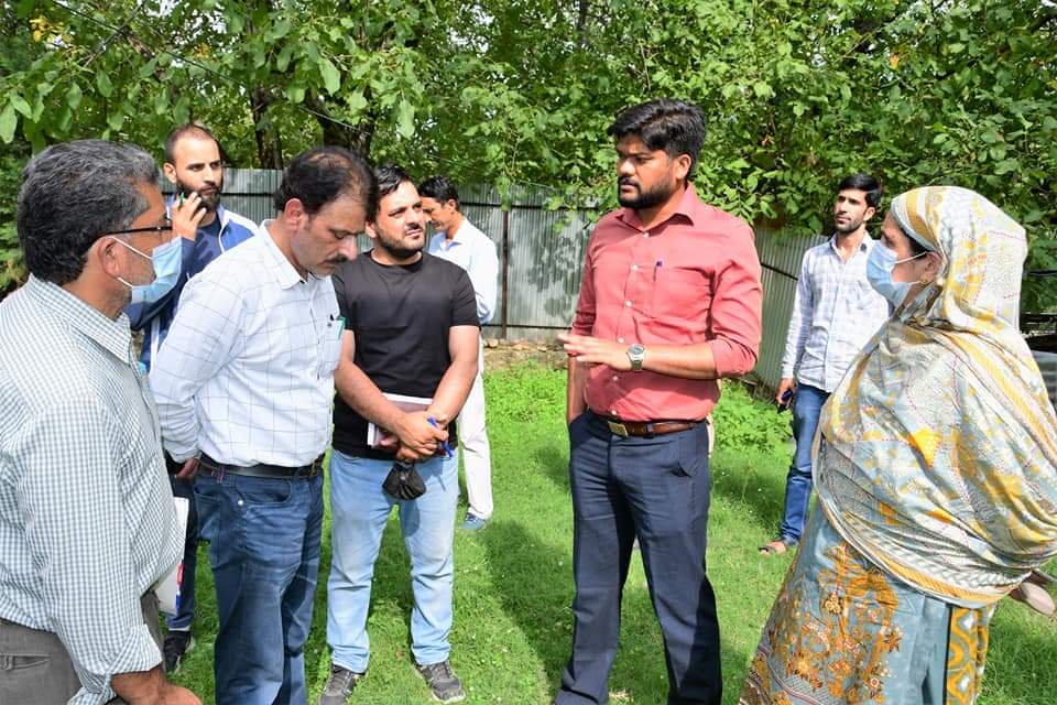 DC Ganderbal inspects Ayushman Bharat Registration process at various sites