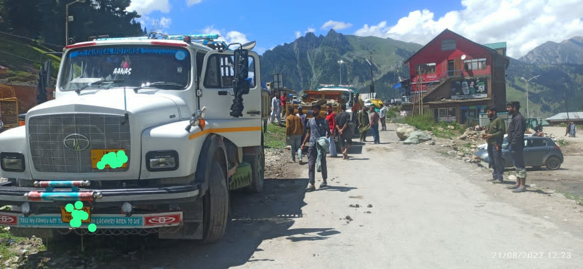 6 Vehicles Seized for Illegal Extraction and Transportation of Minerals in Gund and Sonamarg