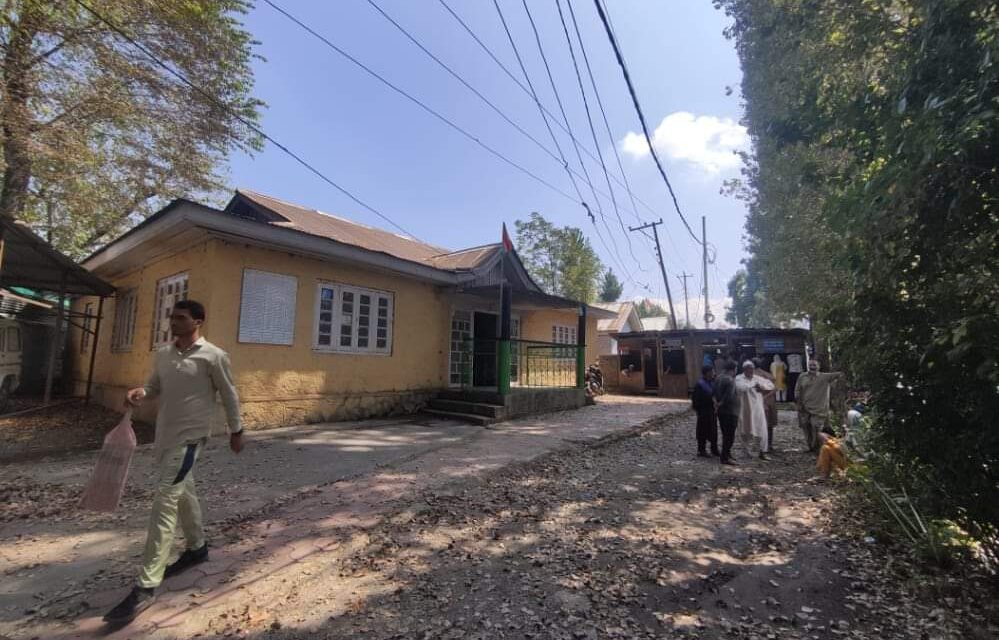 Qazigund Tehsil office working out of cramped building, people suffer;DC Anantnag assures he will look into it