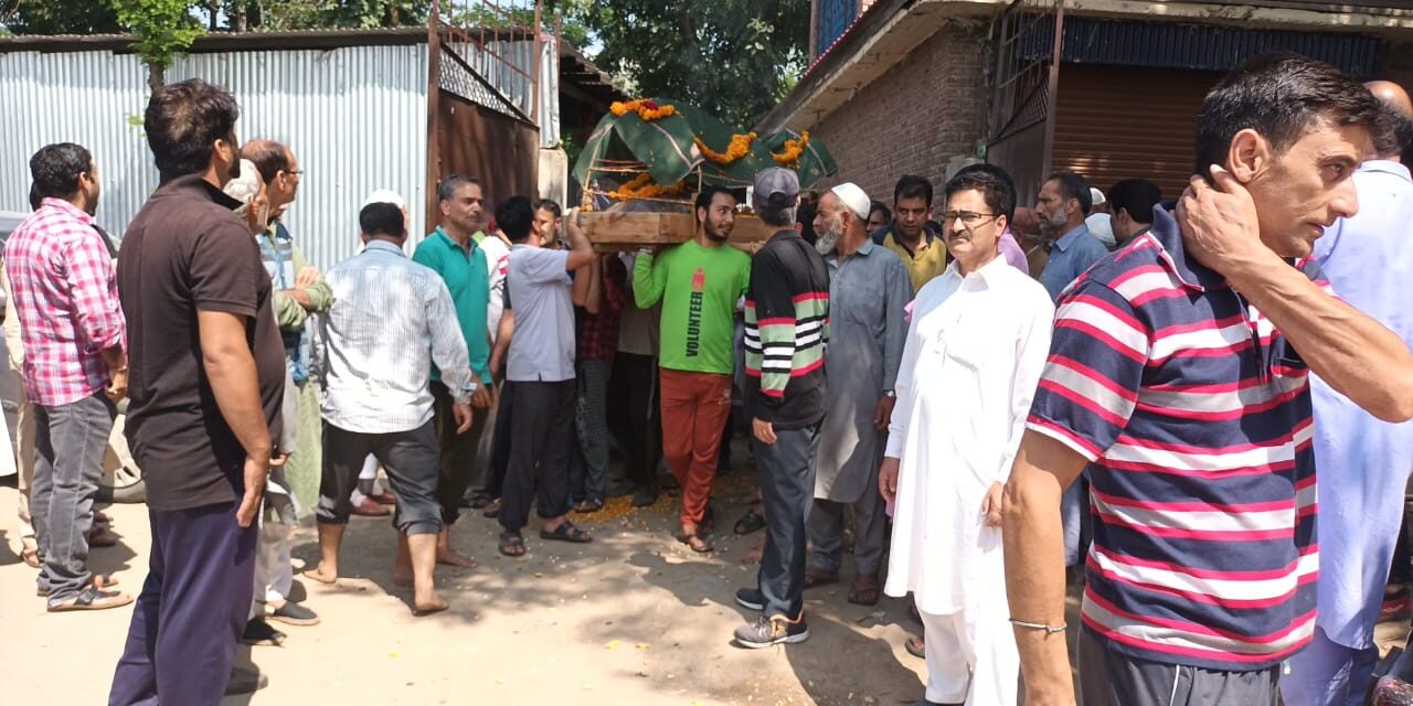 Communal Bonhomie: Muslim Brethren Perform Last Rites of Elderly Pandit Woman in Shopian Village