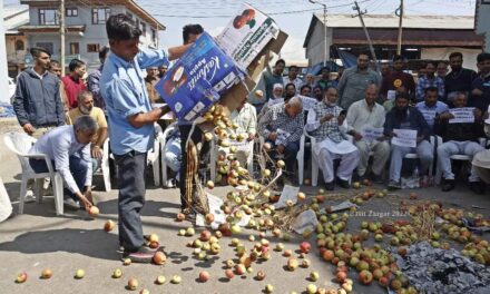 Kashmir Fruit Mandis shut for second straight day;Growers demand smooth passage to trucks loaded with fruit from Valley