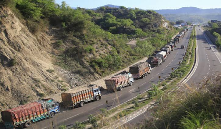 Stranding of apple trucks on Sgr- Jmu highway;Govt attaches SSP Traffic, Highway; SSP Ramban to hold charge