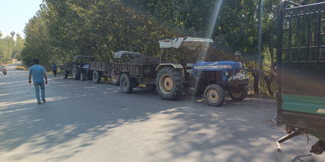 3 tractors seized by Geology and Mining department in crackdown at Shadipora
