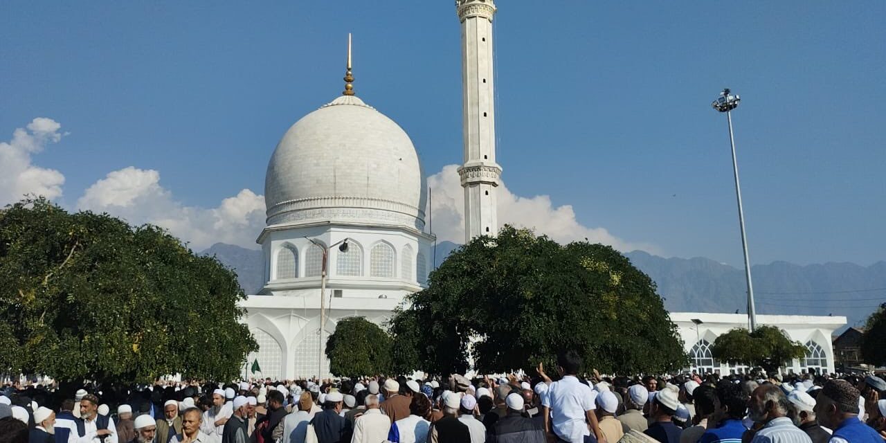 One lakh devotees throng Hazratbal shrine on Friday following Eid-Milad-un-Nabi (SAW)