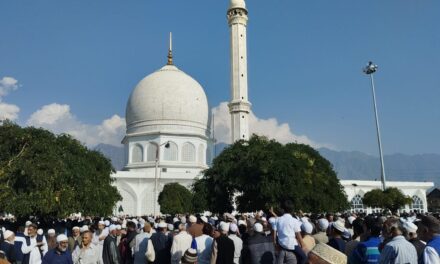 One lakh devotees throng Hazratbal shrine on Friday following Eid-Milad-un-Nabi (SAW)