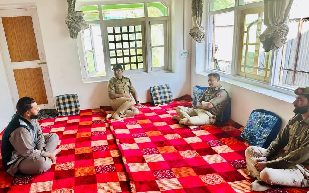 SSP Ganderbal along with other officials visits Police Martyrs’ families in Ganderbal