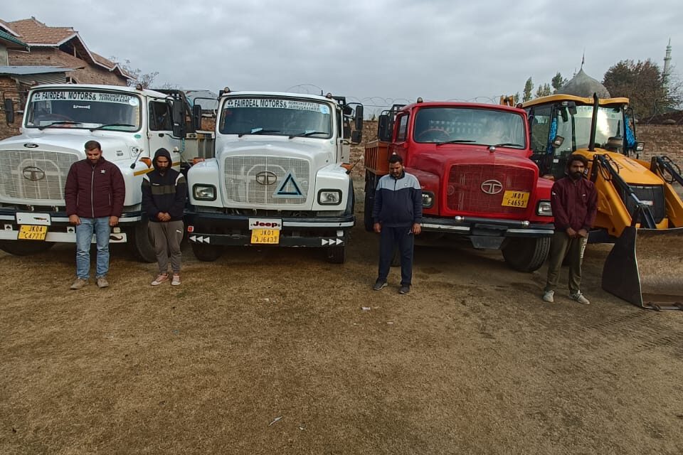 Police arrests 4 persons and seizes 4 vehicles found Illegal extraction and transportation of minerals in Budgam