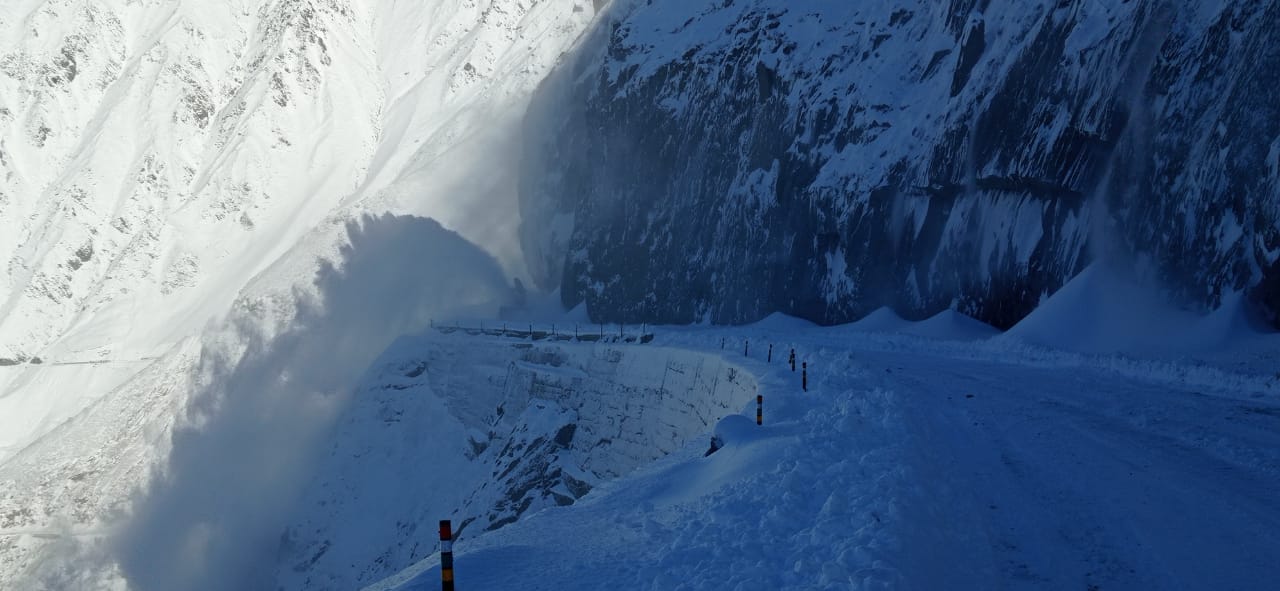 After fresh snowfall, Sgr-Leh highway closed for vehicular movement