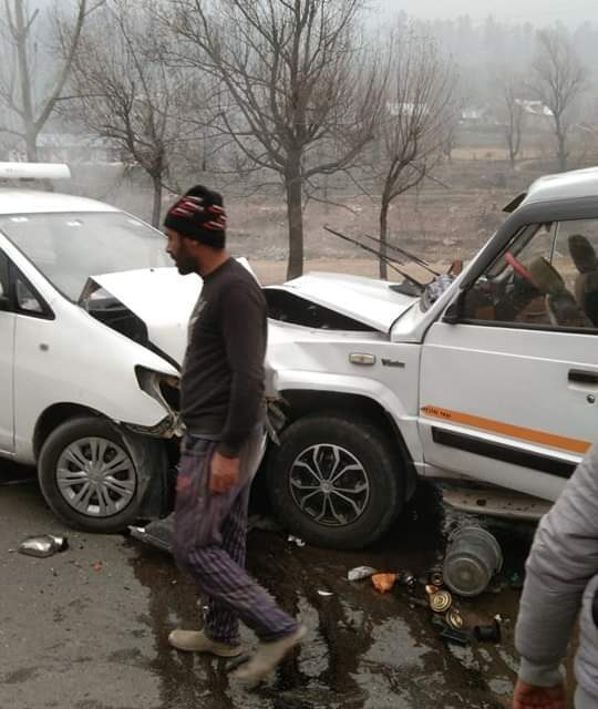 12 Persons Injured In Kangan Road Accident