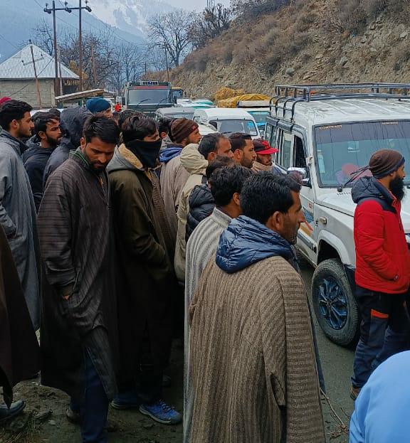 Protest against executing agency of Z Morh tunnel halts tourist movement