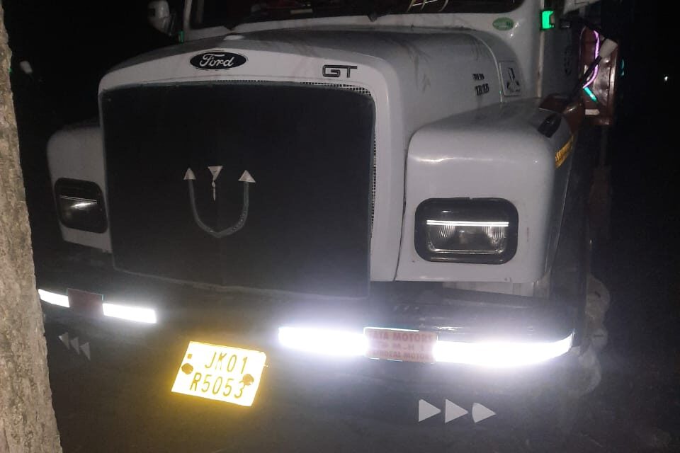 Illegal sand extraction sites raided by Geology Mining Department in Devpora Kurag,4 vehicles seized