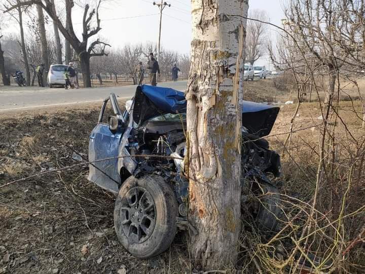 Girl dies, 10 injured in road accident in Baramulla’s Rafiabad
