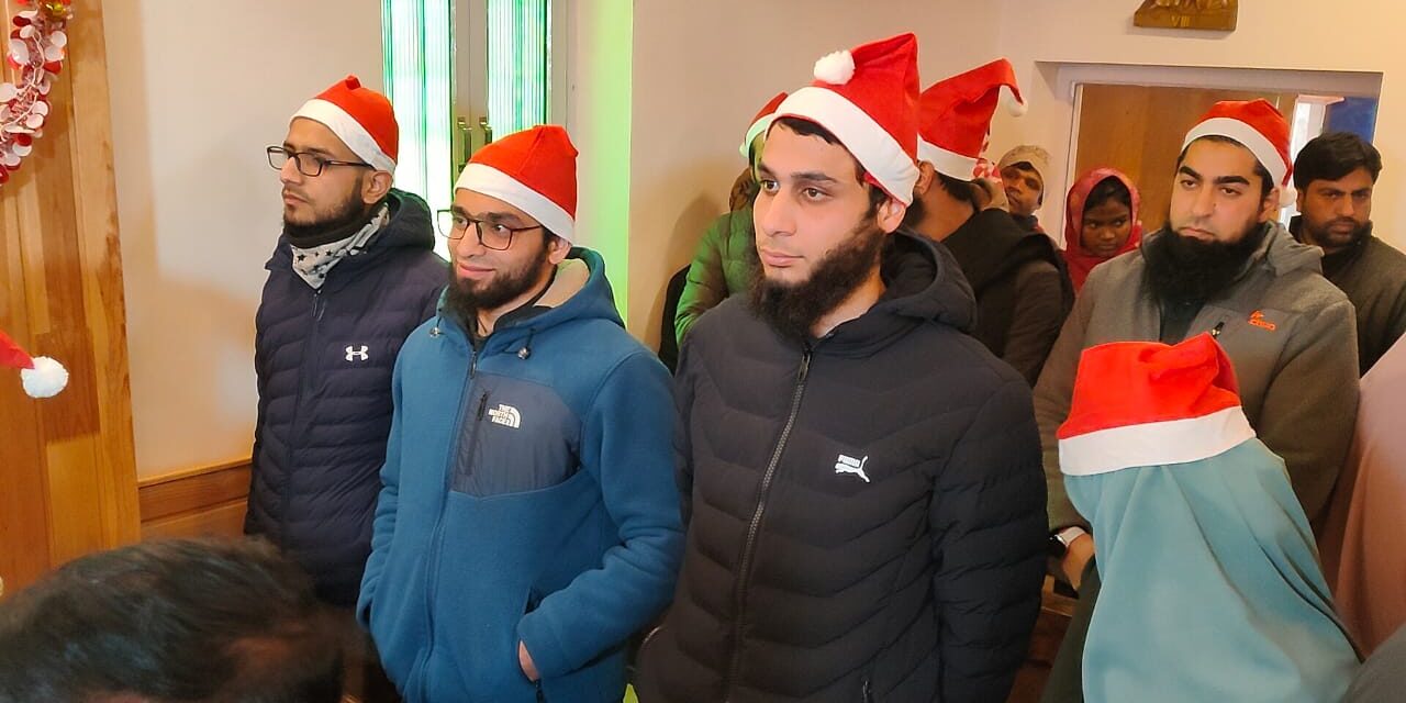 Kashmiri Muslims converge at Srinagar Church to lit up Christmas festivity