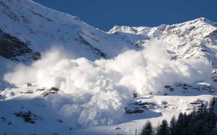 JKDMA Issues Avalanche Warning for 12 Districts in Upcoming 24 Hours