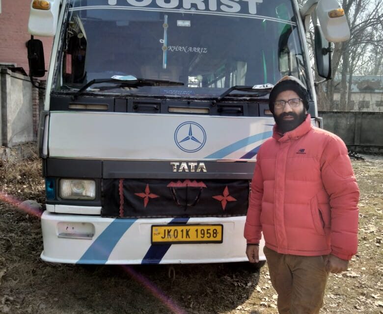 ARTO Ganderbal seized Mini-bus after passengers complaint that driver leaves them halfway