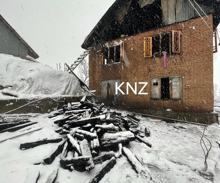 Kulgam tragedy: Elderly man dies, his house gutted hours after his death;Locals douse flames well in time