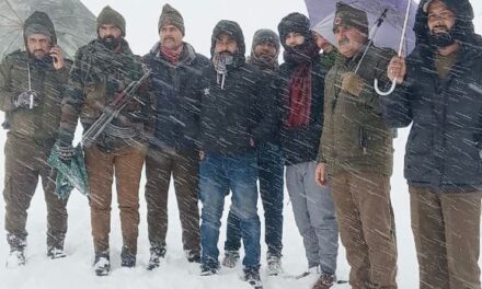 3 UP tourists stranded after snowfall in Natha Top, rescued by Police