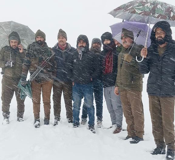 3 UP tourists stranded after snowfall in Natha Top, rescued by Police
