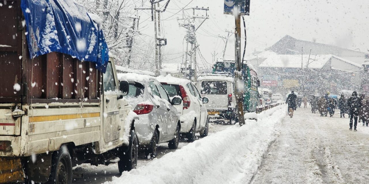 Authorities yet to clear snow of roads in Sopore: Alleges residents;Officials say men & machines pressed into service