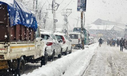 Authorities yet to clear snow of roads in Sopore: Alleges residents;Officials say men & machines pressed into service