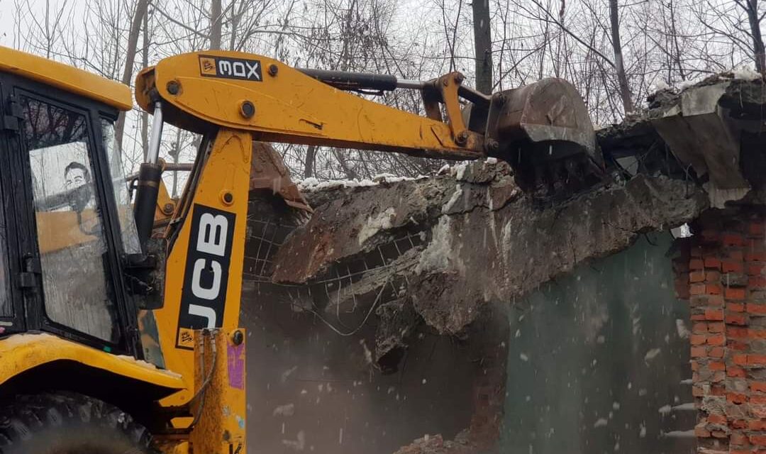 Illegal structure erected by Ex. MLA / NC Leader Abdul Majeed Larmi taken over by Revenue Authorities at Anantnag