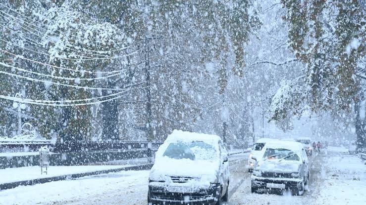 Snow Blankets Kashmir Valley, Hilly Areas Of Jammu; MeT Forecasts More Till Tonight