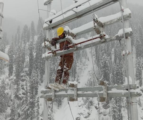 Snowfall disrupts electricity in Kashmir parts, only four 33KV under fault at present: KPDCL;’All 33 KV lines will be charged by evening’