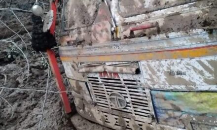 Major slide hampers vehicles on Jammu-Srinagar national highway, people advised to follow traffic advisory