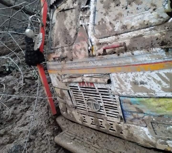 Major slide hampers vehicles on Jammu-Srinagar national highway, people advised to follow traffic advisory