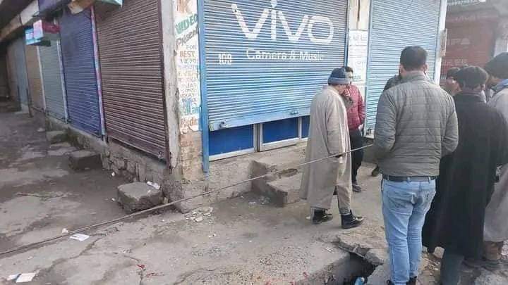 Burglars break into 7 shops in South Kashmir’s Anantnag