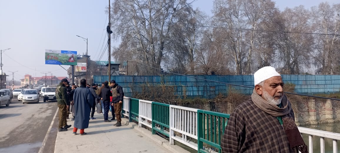 Lady jumps into river Jhelum in Srinagar