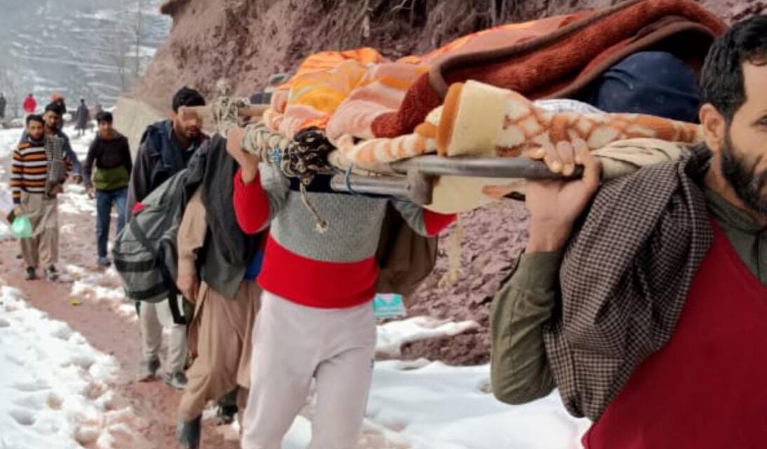 ‘Snowbound’ Road Forces Family To Carry Postpartum Mother on Cot For 2 Kms in Uri