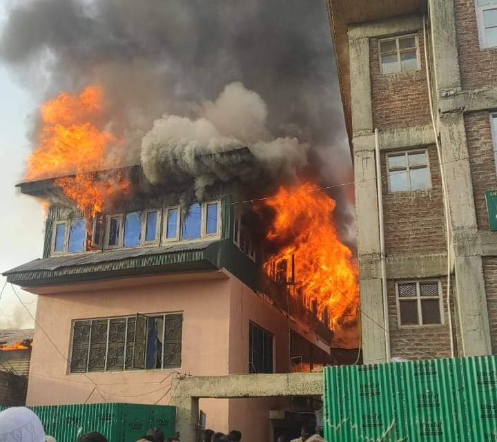 Massive Fire Breaks Out In Zainapora Shopian